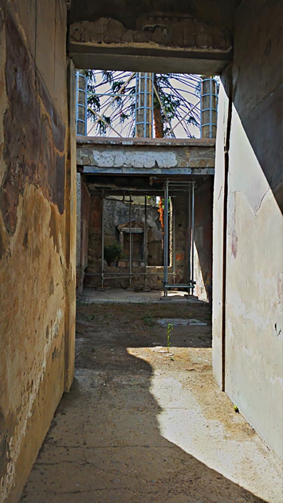 V.5 Herculaneum, photo taken between October 2014 and November 2019.
Looking east along entrance corridor towards atrium. Photo courtesy of Giuseppe Ciaramella.